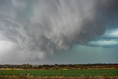 Dramatic dark storm clouds and severe thunderstorm structure gathering over the plains near Watonga, Oklahoma, during the severe weather outbreak of April 1, 2026. Extreme weather photography by storm chaser Mauro Greco