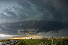 A massive, highly structured supercell thunderstorm dominates the sky over the rural plains near Brantford, Kansas, during the severe weather event of April 9, 2026. Extreme weather photography by storm chaser Mauro Greco