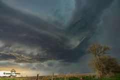 A massive, highly structured supercell thunderstorm dominates the sky over the rural plains near Brantford, Kansas, during the severe weather event of April 9, 2026. Extreme weather photography by storm chaser Mauro Greco