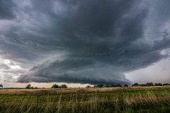 An incredibly low base supercell and ominous shelf cloud leads a massive severe thunderstorm across the rural landscapes of Southern Oklahoma (near Wynnewood, Sulphur, and Tishomingo) on April 24, 2026. This dramatic storm structure brought intense weather conditions to the region. Extreme weather photography and storm chasing by Mauro Greco.