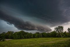 An incredibly low base supercell and ominous shelf cloud leads a massive severe thunderstorm across the rural landscapes of Southern Oklahoma (near Wynnewood, Sulphur, and Tishomingo) on April 24, 2026. This dramatic storm structure brought intense weather conditions to the region. Extreme weather photography and storm chasing by Mauro Greco.